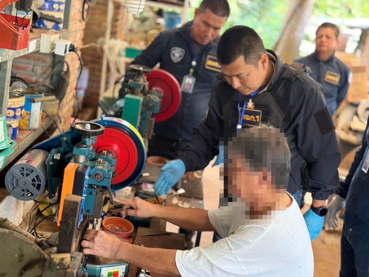网络警察突袭查获大型子弹生产基地,网上销售,缴获超过20万发子弹
