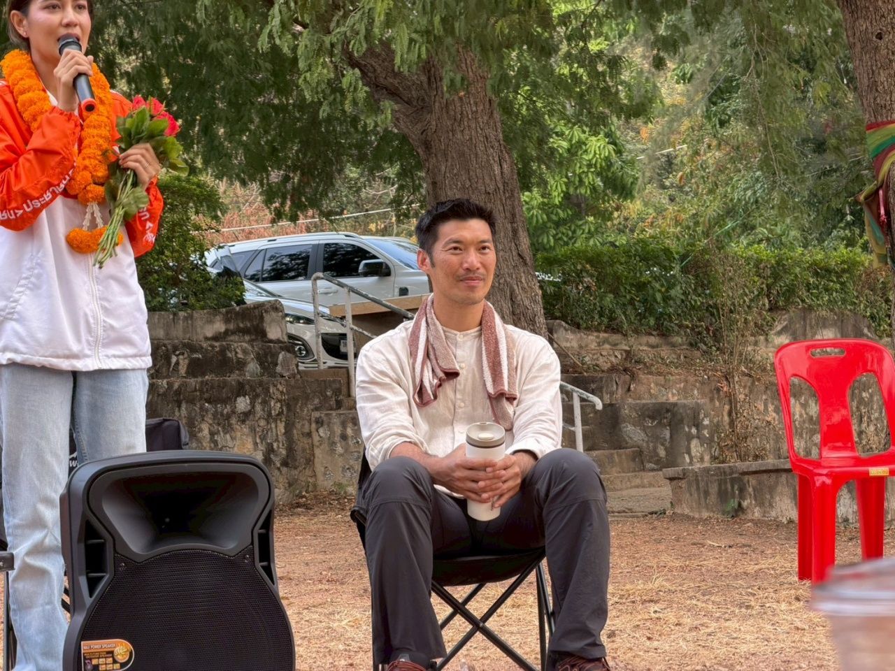 “塔纳通”在春武里-北柳府助人民党候选人拉票，强调“有我们就没有灰色”，声称不再有“变色龙”