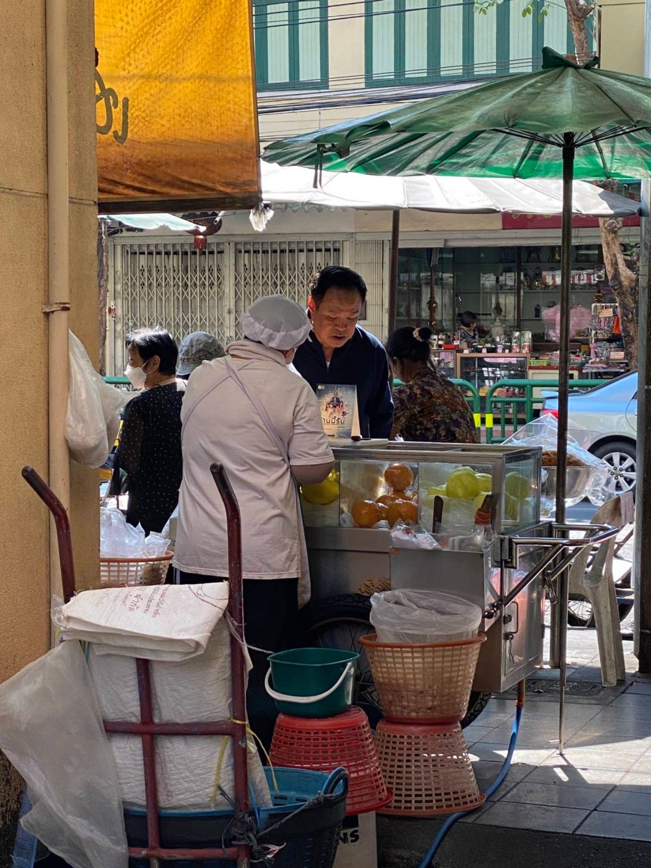 “阿努廷” 以有机方式助选，步入 Sriyan 市场，与商贩交流后前往政府大楼