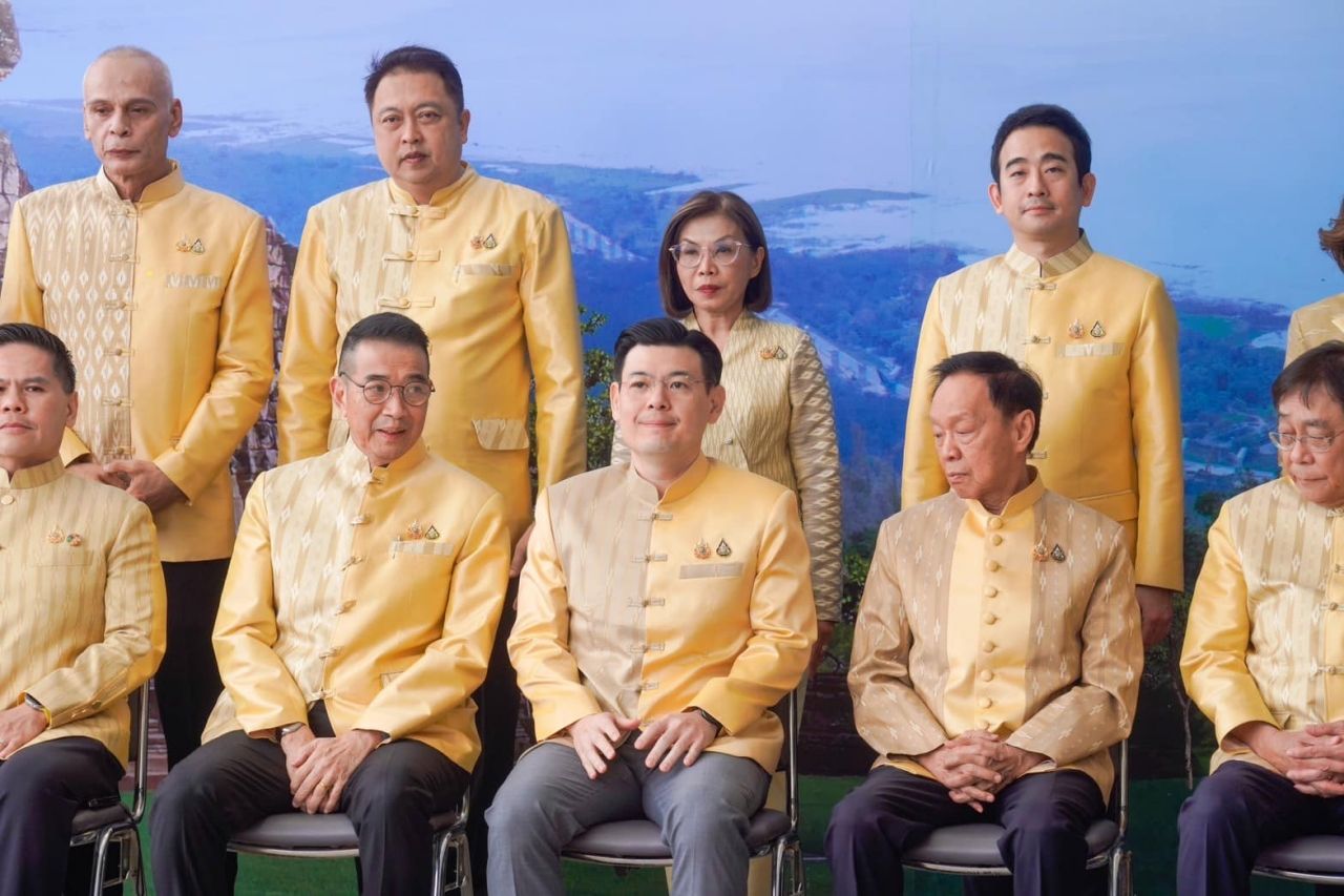 “จักรพงษ์ แสงมณี” 的背景：商业部副部长候选人准备重返部长职位
