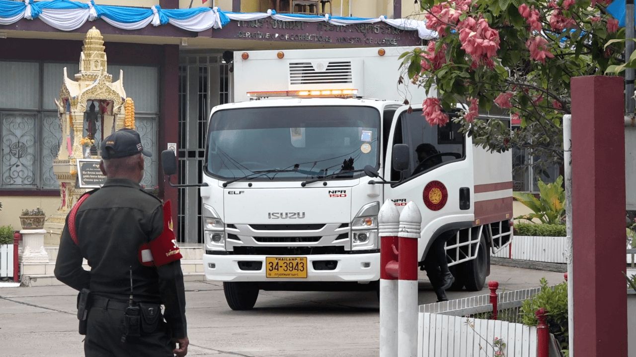 转移“隆坡”至那空攀农中央监狱，“塔恩姨”携爱心探访