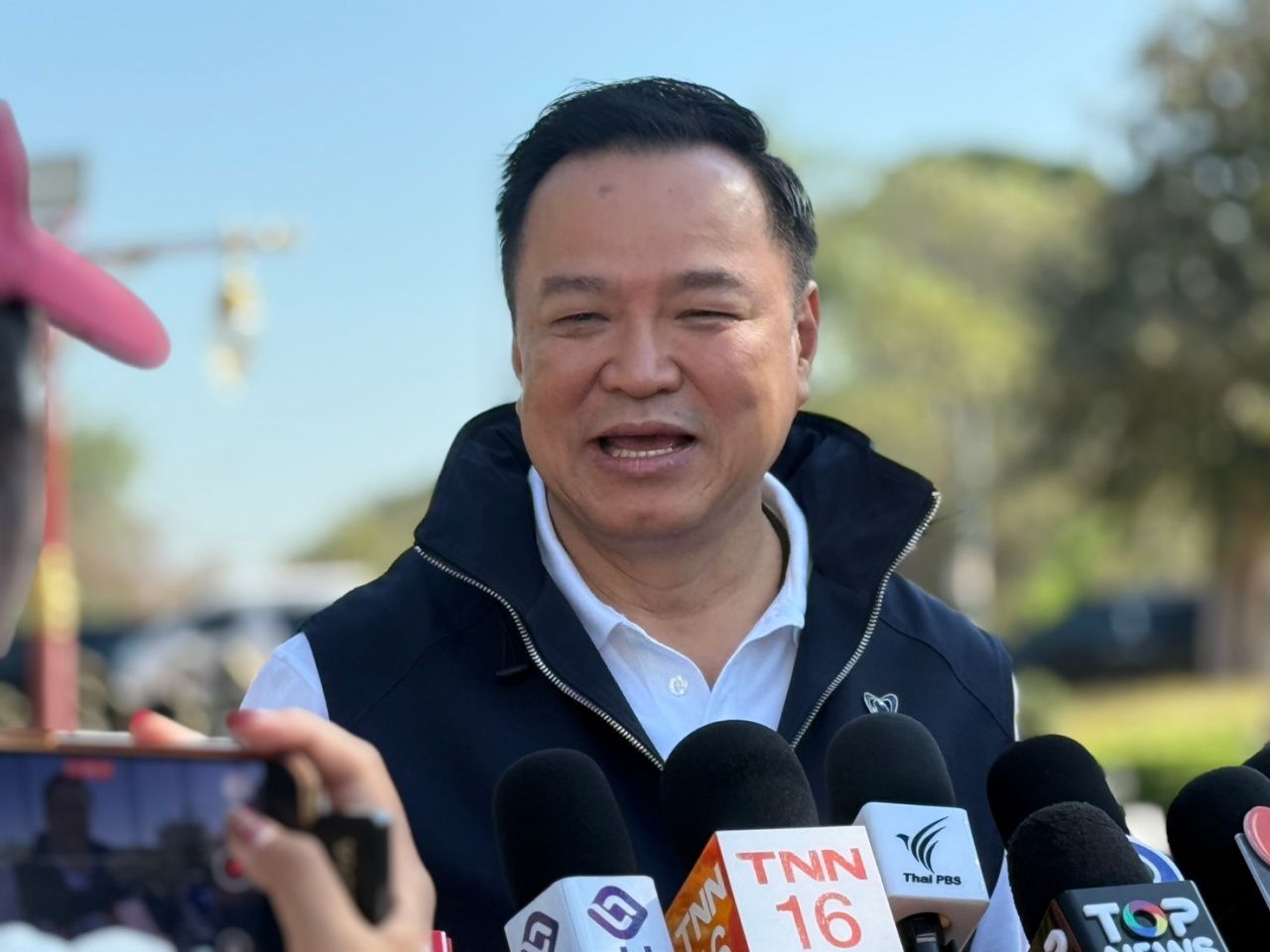 “皮叻” 带领泰国骄傲党南部提交参选申请 “阿努廷” 出访素攀府，称遵循“班哈”之命