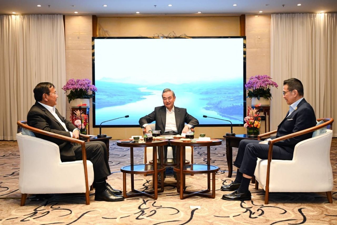 “马里特”与中国和柬埔寨外交部长会谈，强调柬埔寨需合作清除地雷