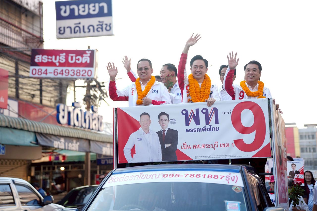 “Yothchanan” 带领为泰党在沙拉武里竞选，展示拿手的面条技艺