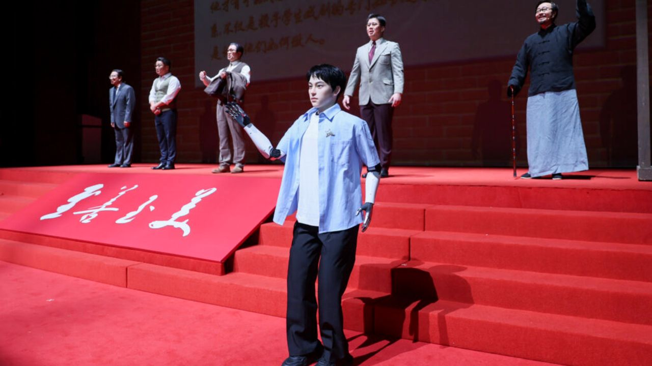 中国推出首个“博士机器人” 入学上海戏剧学院