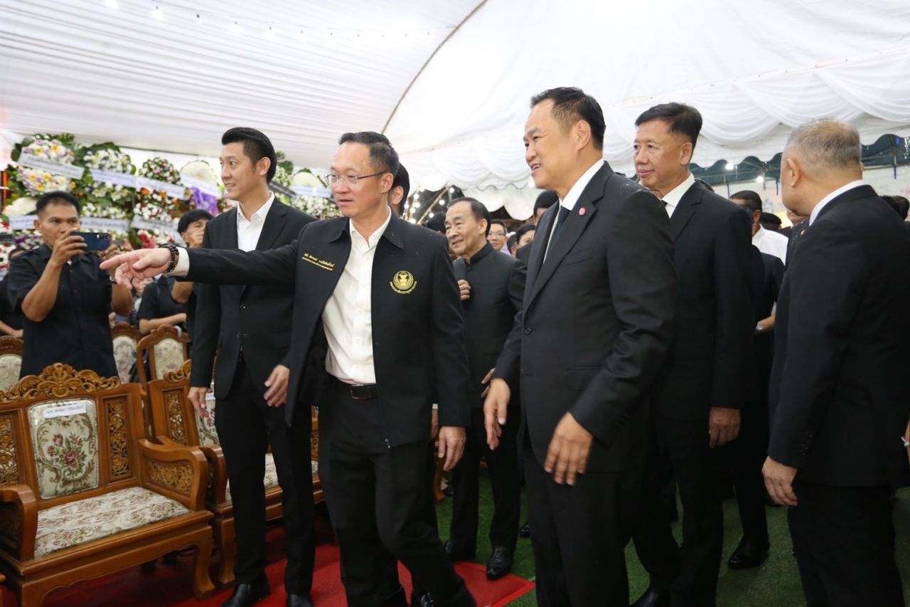 “安努廷” 出席“阿卡拉德”父亲的追悼仪式，请求父亲允许加入泰自豪党