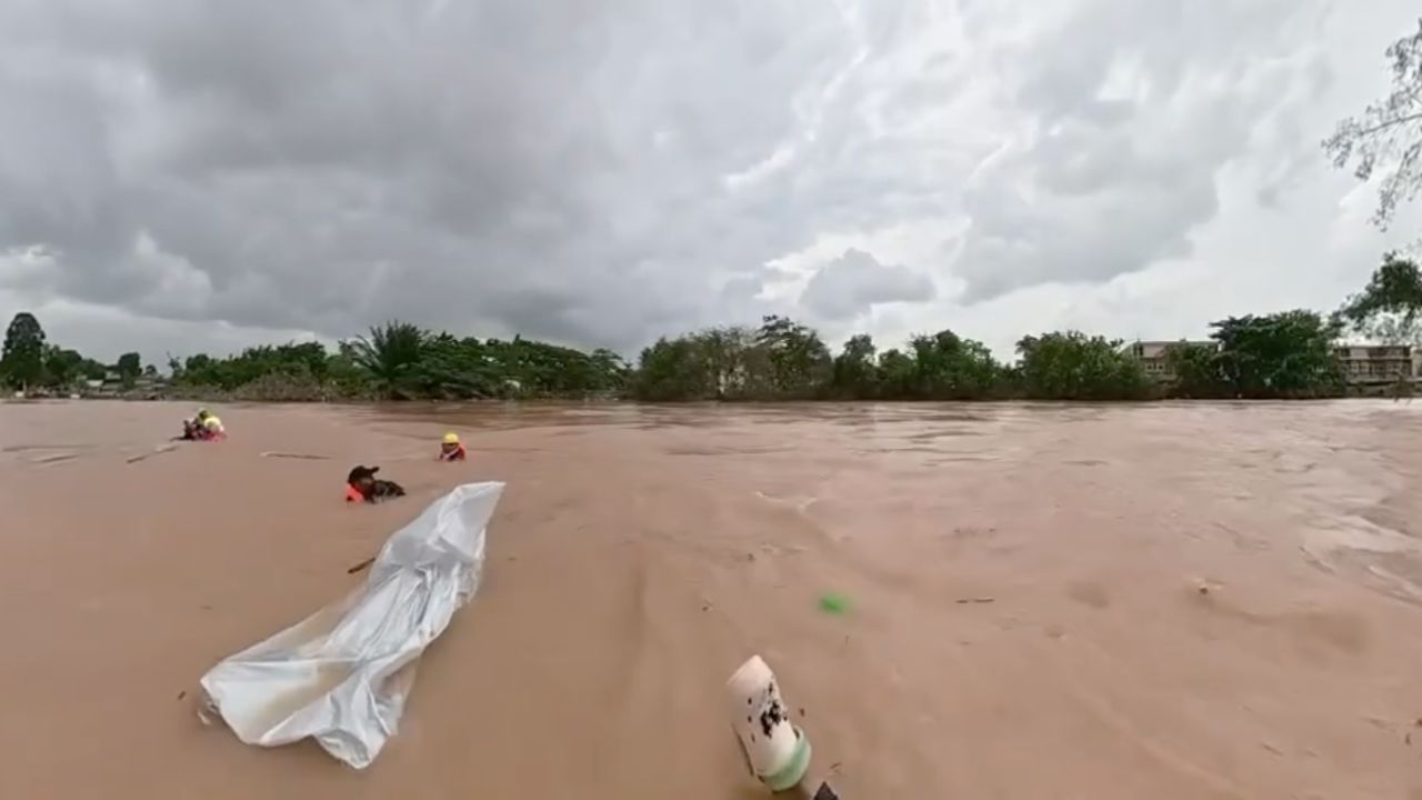 救援志愿者遇险,运送遇难者遗体的船被浪打翻沉没
