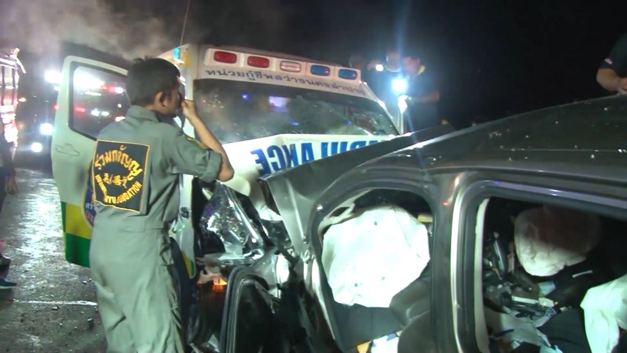 客车翻覆在昆坛山坡,乘客多人受伤,并发生连环事故