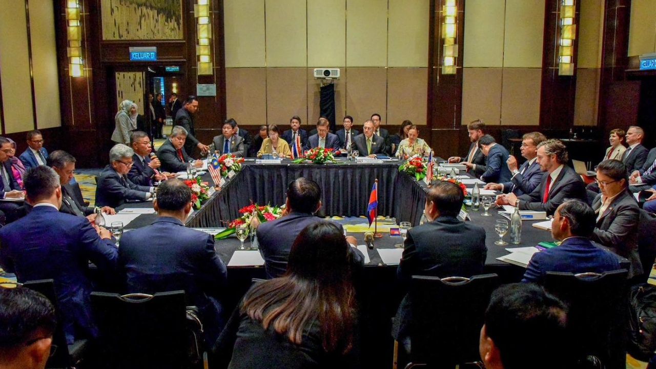“西哈萨克”应东盟主席邀请访问马来西亚，重申泰柬协议，强调双边机制
