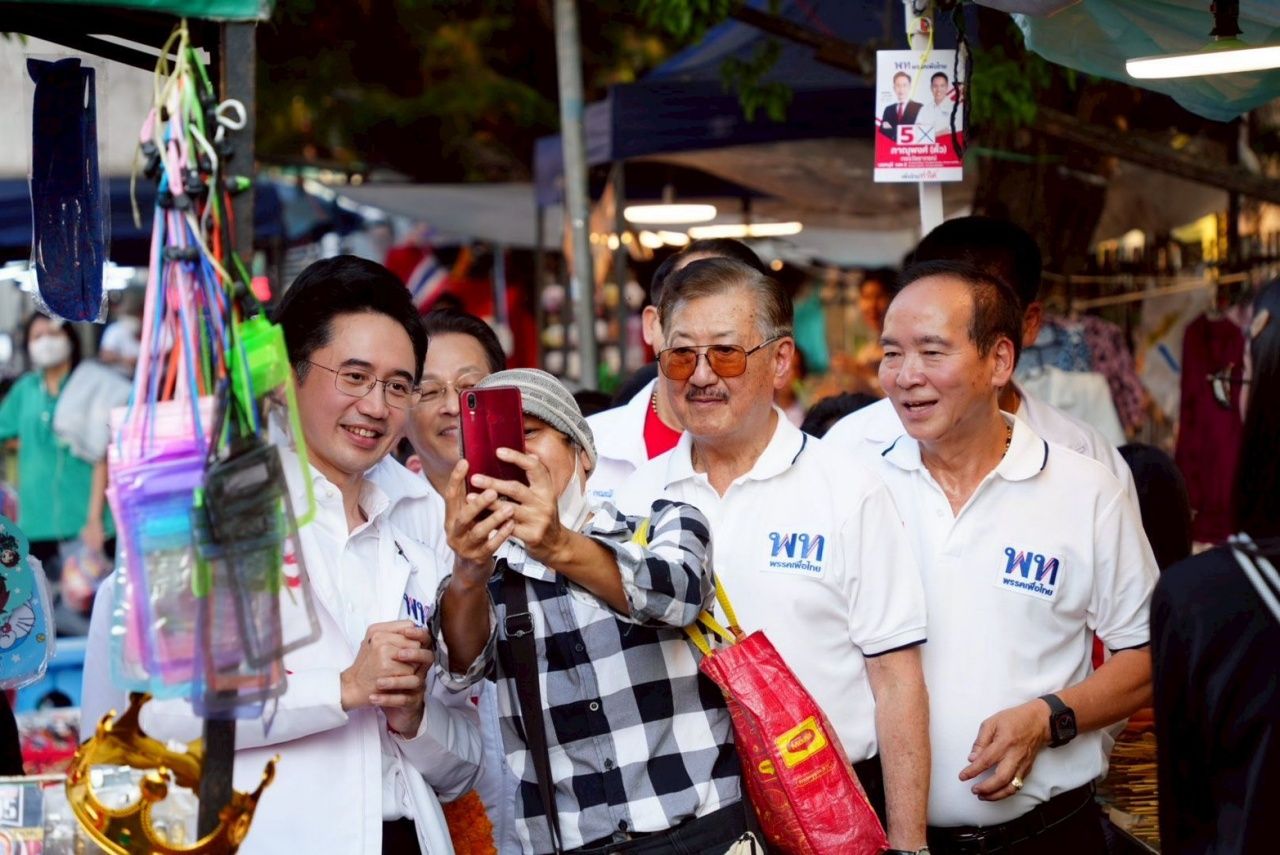 “育察南”带领为泰党在暖武里府码头拉票，随后继续在巴吞他尼府拉票，恳求成为总理