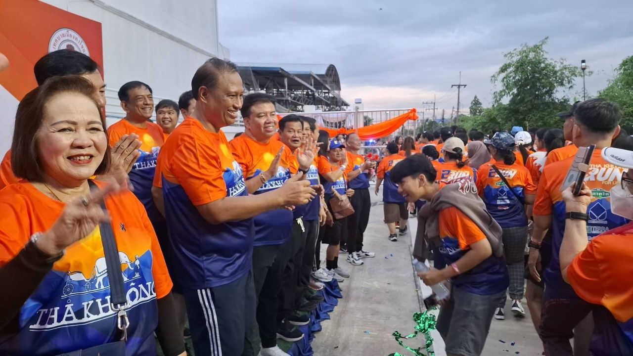 群众参与“打造健康的Tha Khlong居民项目”健康步行和跑步活动