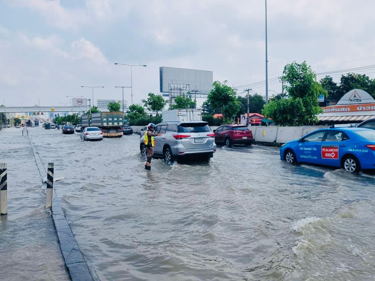 นครอินทร์-พระราม 5 路段积水深度超过 50-60 厘米,小型车辆及电动汽车建议避免通行