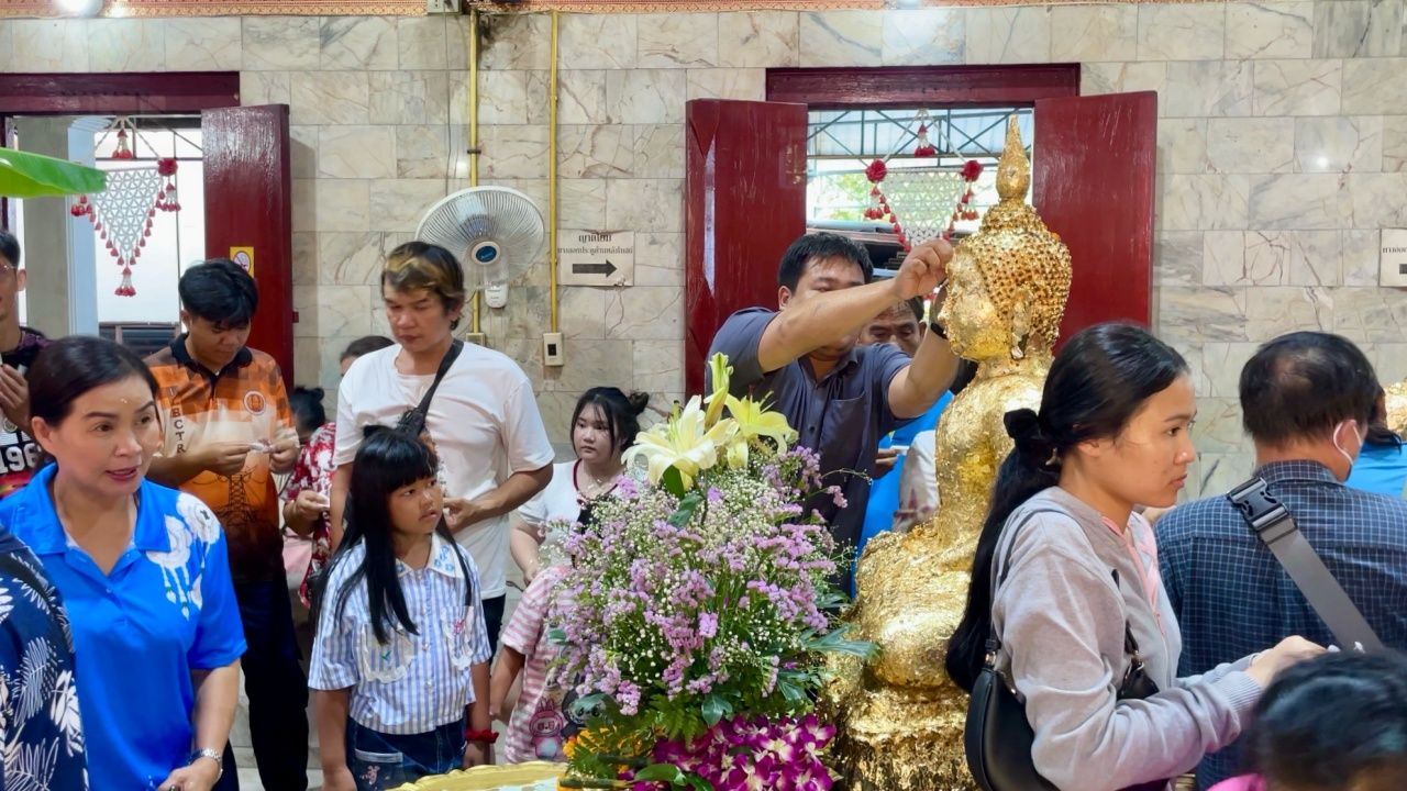 信徒蜂拥而至祈求“红唇佛”不忘窥视圣水盆中的幸运数字以求好运