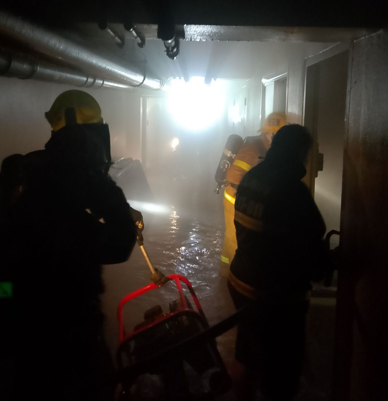紧急！西里拉医院宿舍起火 消防员已控制火势