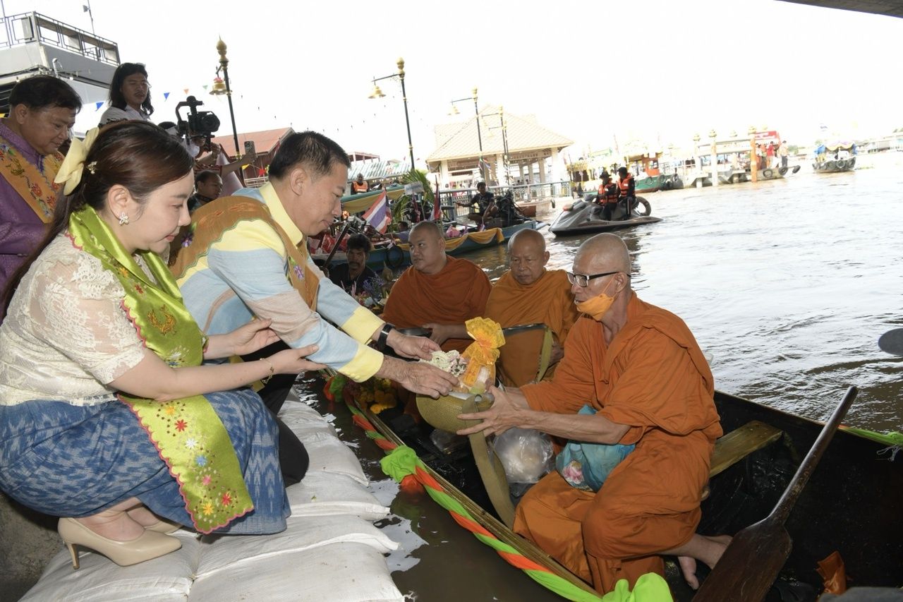 帕克雷市政厅举行僧侣水上布施活动 传承泰蒙族传统