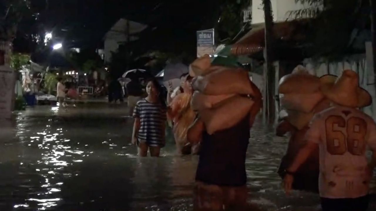 清迈遭遇超过两小时的暴雨，素帖山的山洪泛滥淹没了“昌谦社区”深夜
