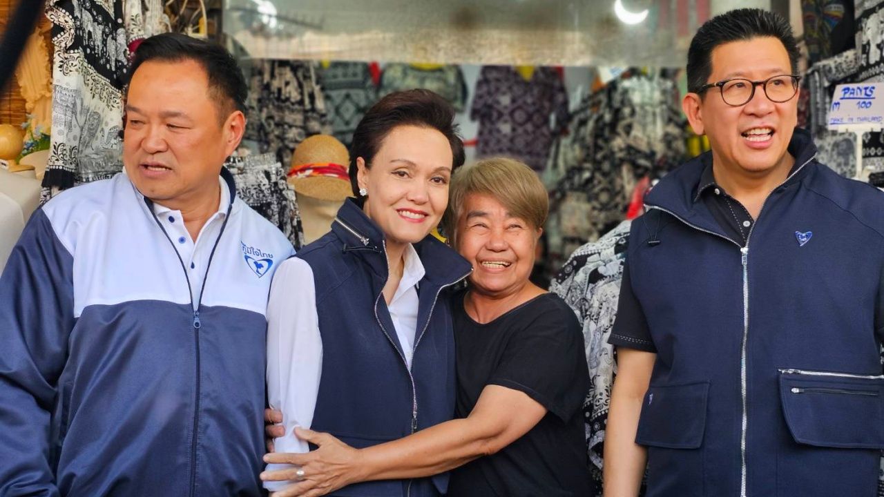 安努廷带领泰自豪党游览乍都节市场，为竞选买新衣新鞋后乘坐BTS