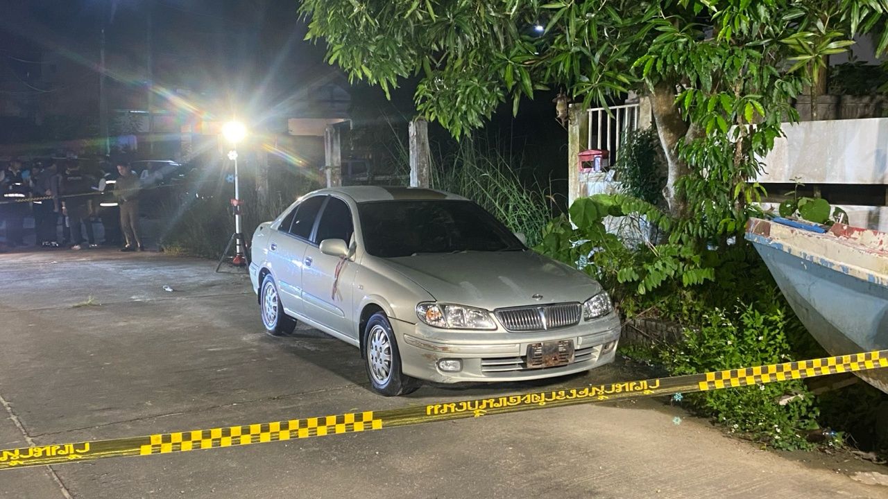 跟踪上车 锁住脖子杀害导游女 抢金偿还债务 把车停在废弃房子 每天回来查看尸体