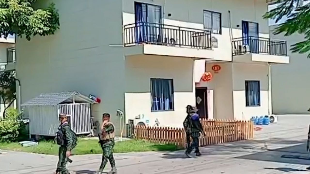 炸毁后KK公园内诈骗集团建筑的影像曝光 - 挖掘机连续销毁