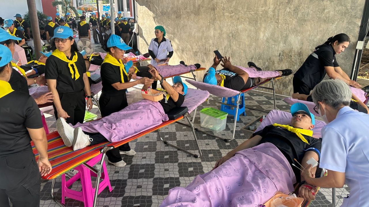 那空那育省警察联合捐血以表达皇室慈善