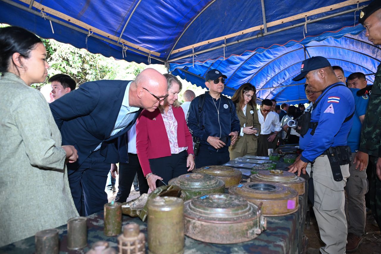 “马丽斯”率领外交使团参观边境雷区，建议渥太华公约重新考虑对柬援助