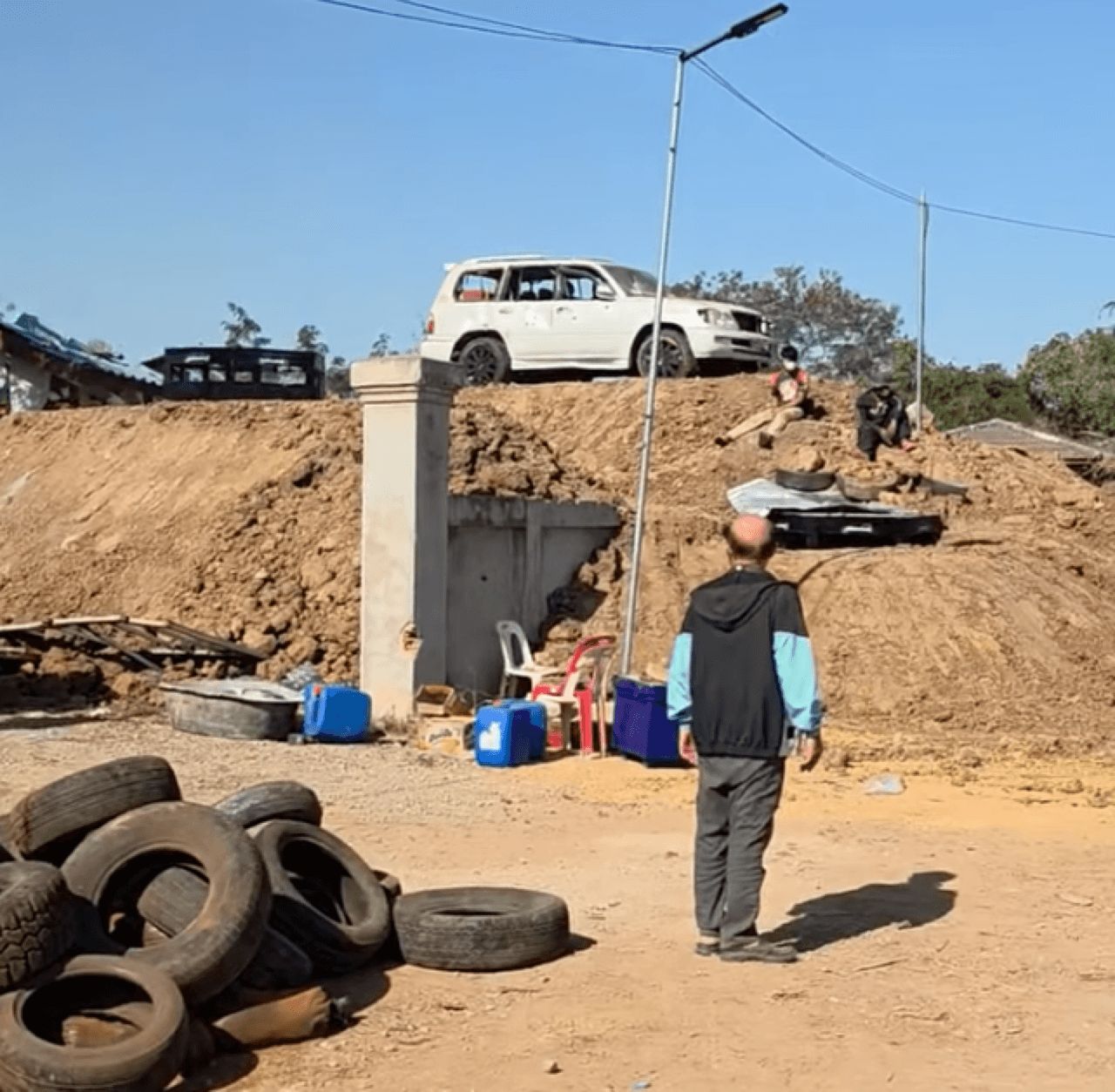 暹罗合作在农昌建立时尚的LEXUS LX470防御工事