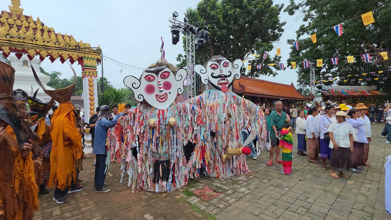开始了 “皮塔孔节” 左栏地区 廊县 2568年 游客涌入庆典