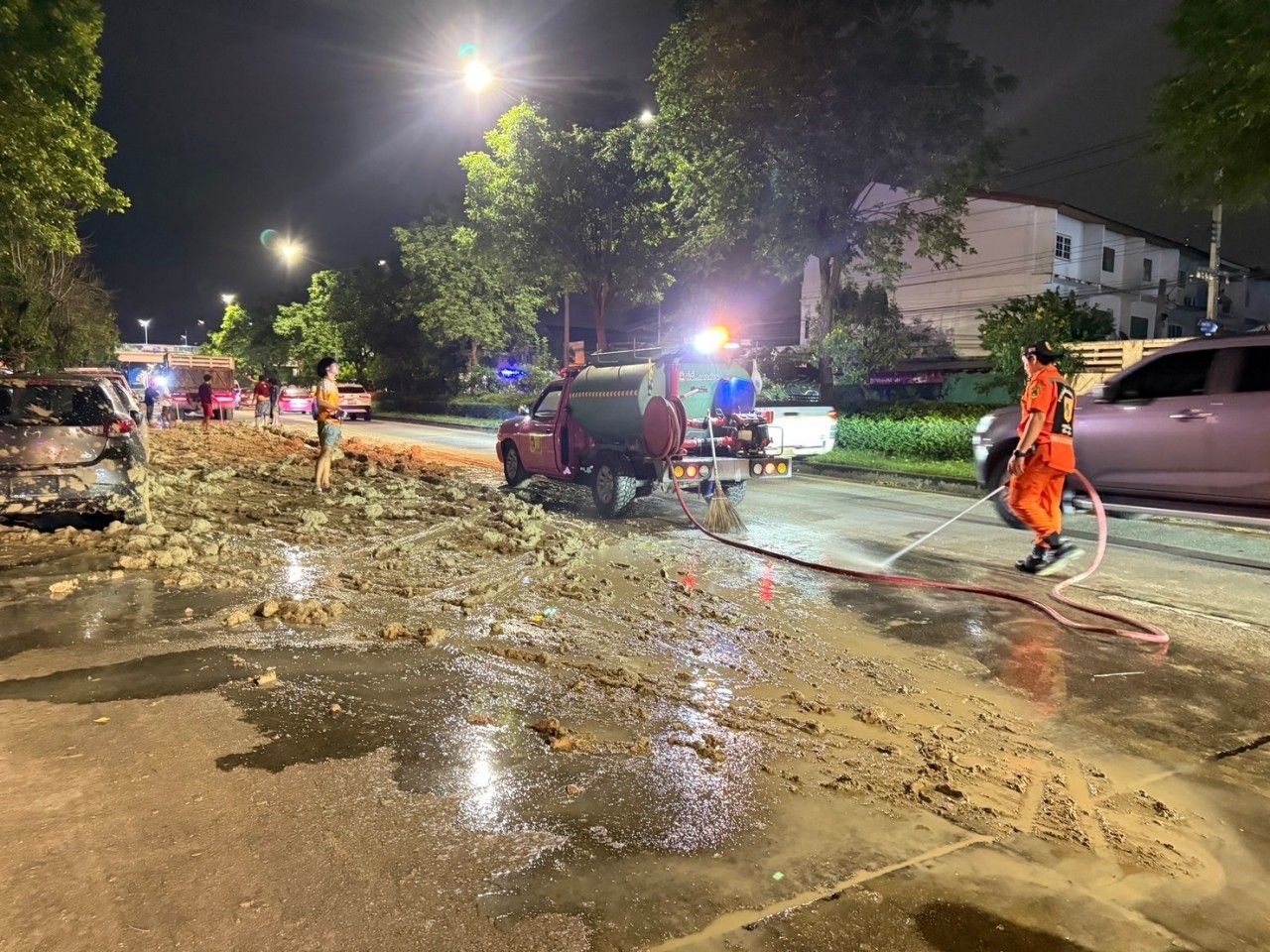车主无法忍受，货车泥土掉落，损坏了超过10辆停在路边的小汽车
