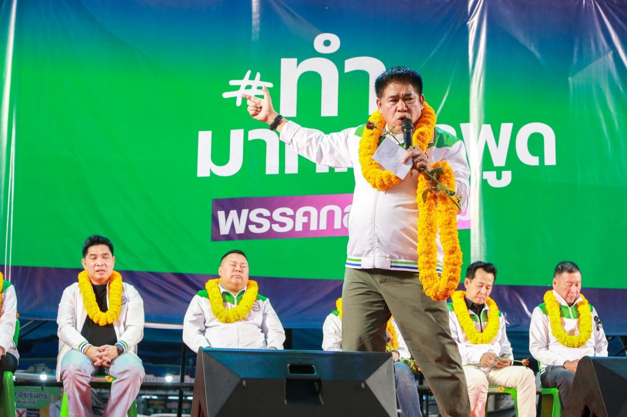 塔罗纳诗骑摩托车亮相演讲 恳请选民记住艾琳欣