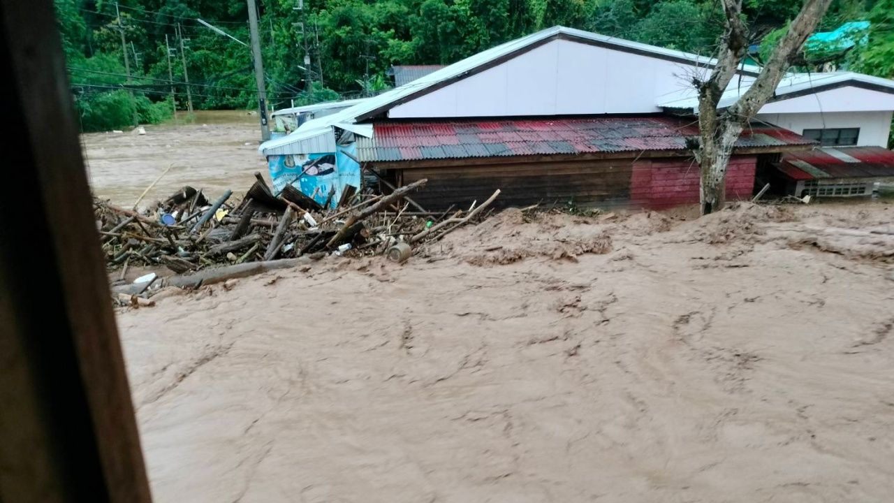 แม่ฮ่องสอน遭受洪水影响，七个村庄受灾，桥梁损毁车辆无法通行