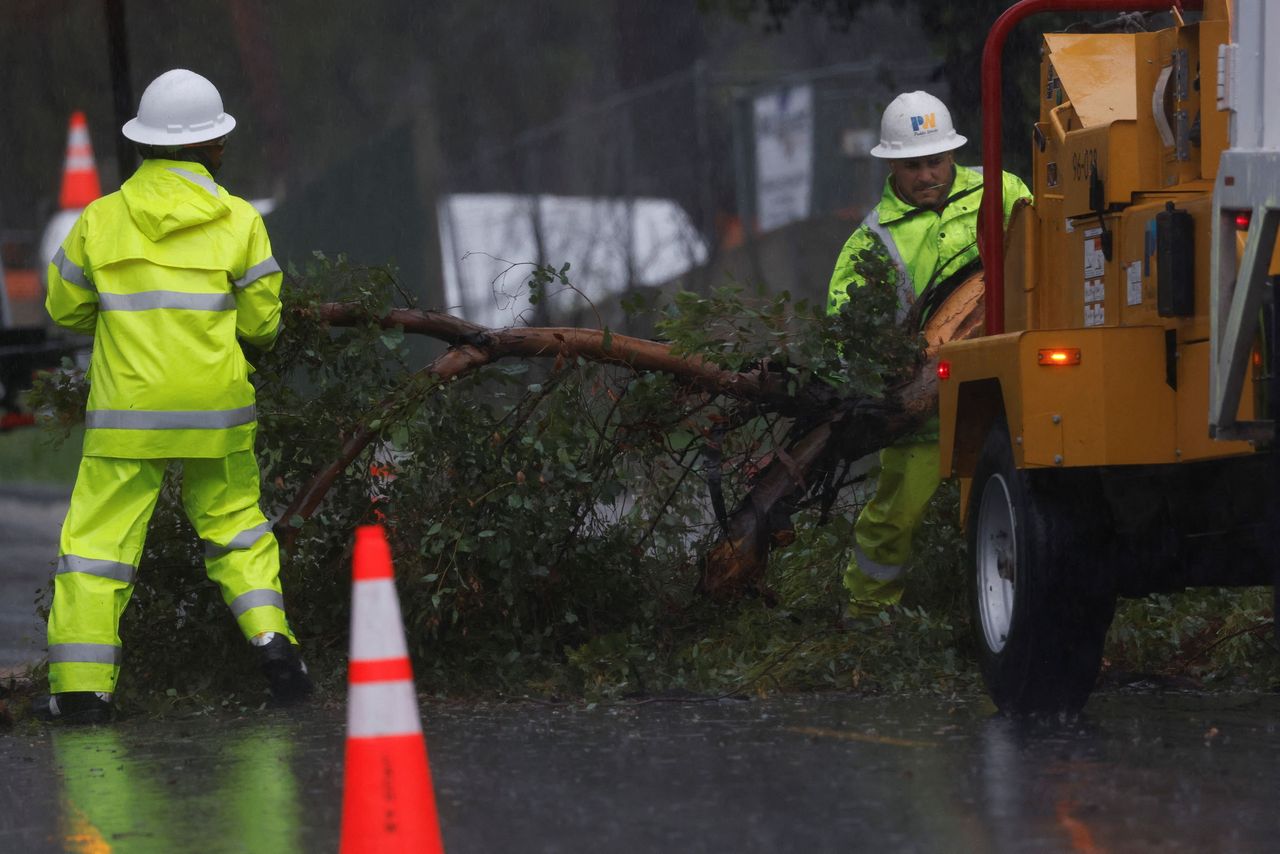 圣诞风暴袭击南加州 暴雨—泥石流风险 州长宣布紧急状态