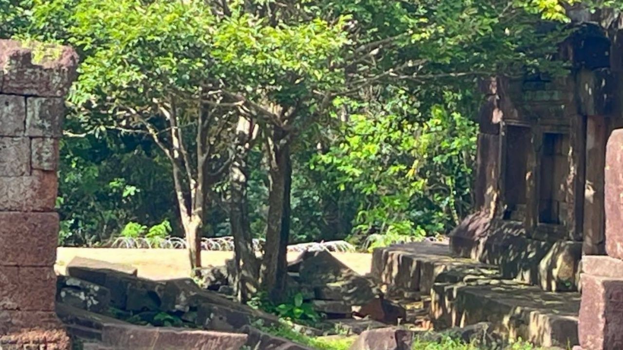 泰国军队围住“塔美恩索姆”寺庙，用铁丝网封锁通往柬埔寨的通道