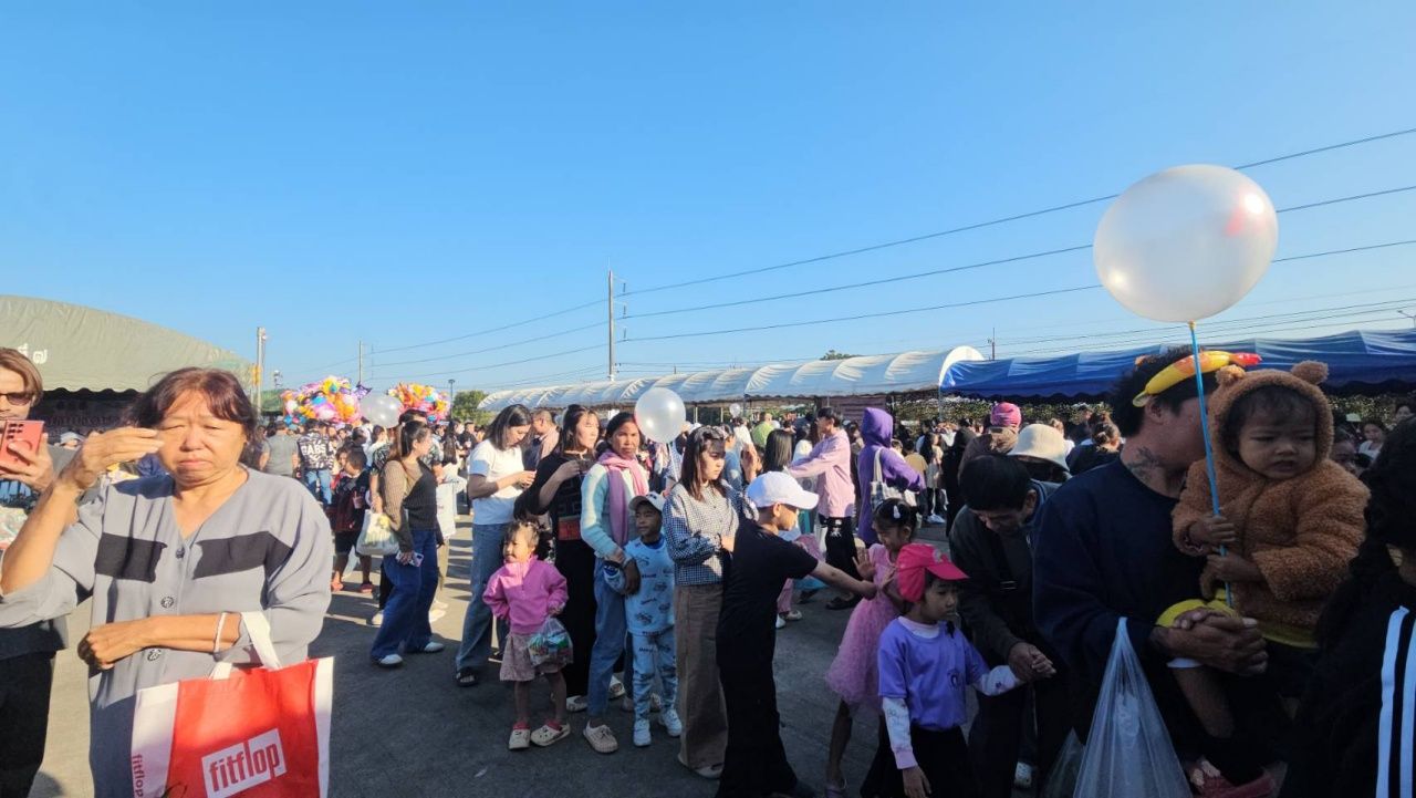 清迈儿童节活动热闹非凡 孩子们兴奋纷纷与“坦克-军事装备”合影