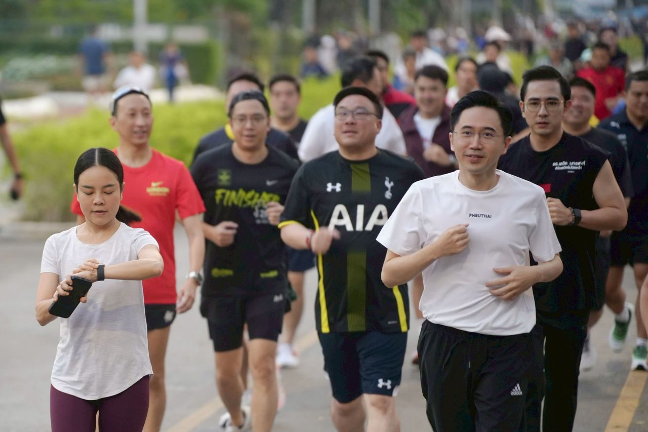 “亚森南”带领泰国为了民众党的国会议员候选人跑入叻马二花园，民众祈愿其成为总理，遇见“查察”拳碰拳并共同跑步