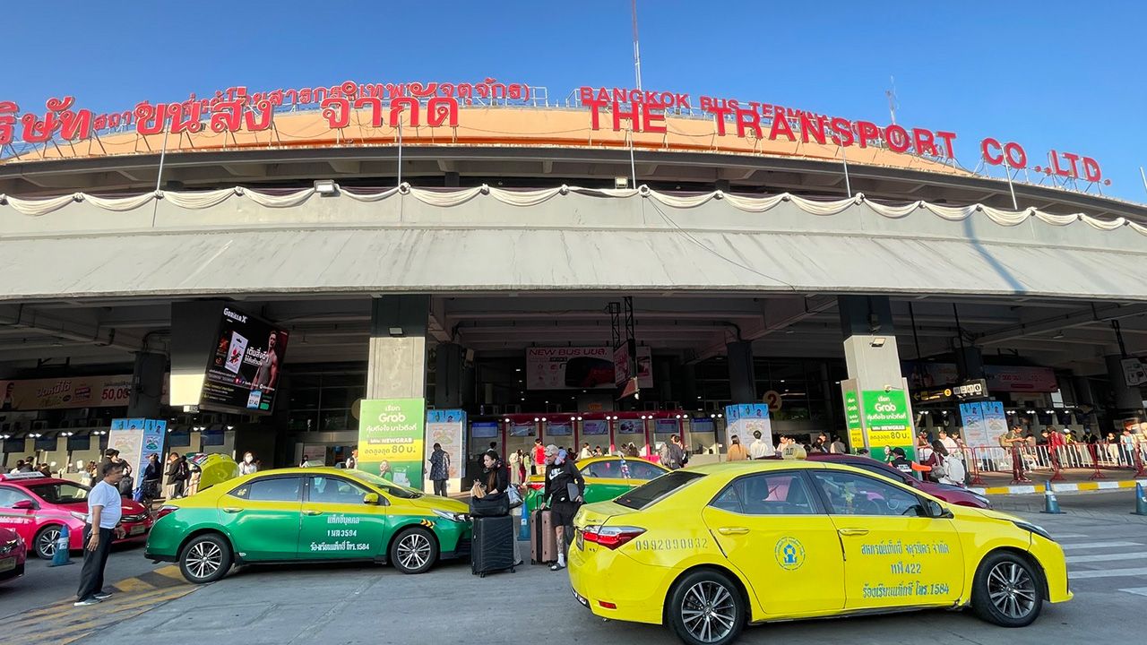 民众密集出行，提醒在北部和东北地区搭乘晚间18:00班车，需预留时间并小心假票