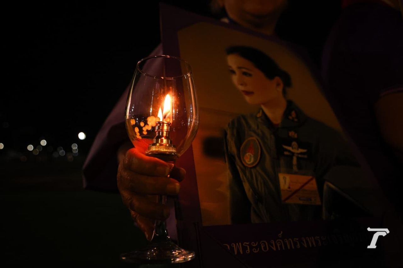 总理及配偶带领民众点燃蜡烛祝贺“皇后”生日