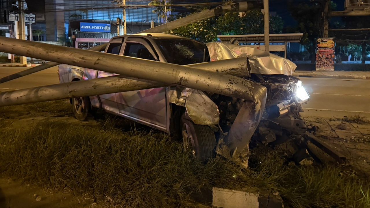 男子驾驶“皮卡车”撞上大型交通标志牌,阻碍所有主车道