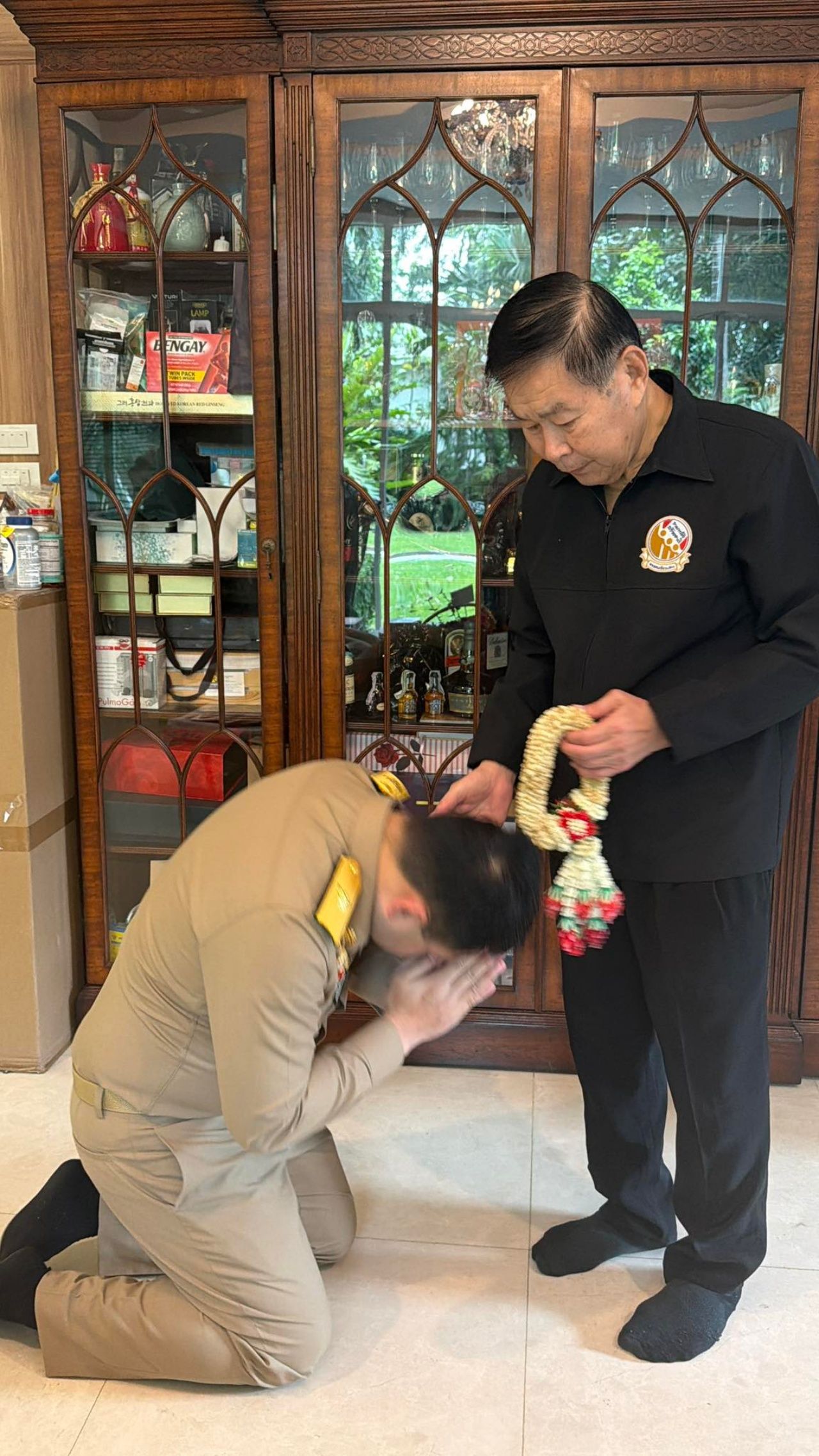 “他农”拜求“色列菲苏”祝福后成为政治公务员,指出是第一位给予政治工作机会的人