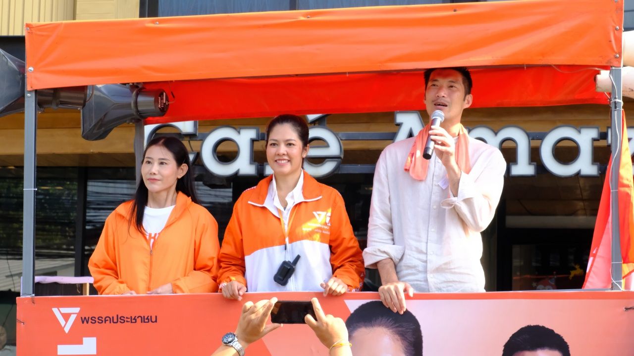 “塔纳通”在春武里-北柳府助人民党候选人拉票，强调“有我们就没有灰色”，声称不再有“变色龙”