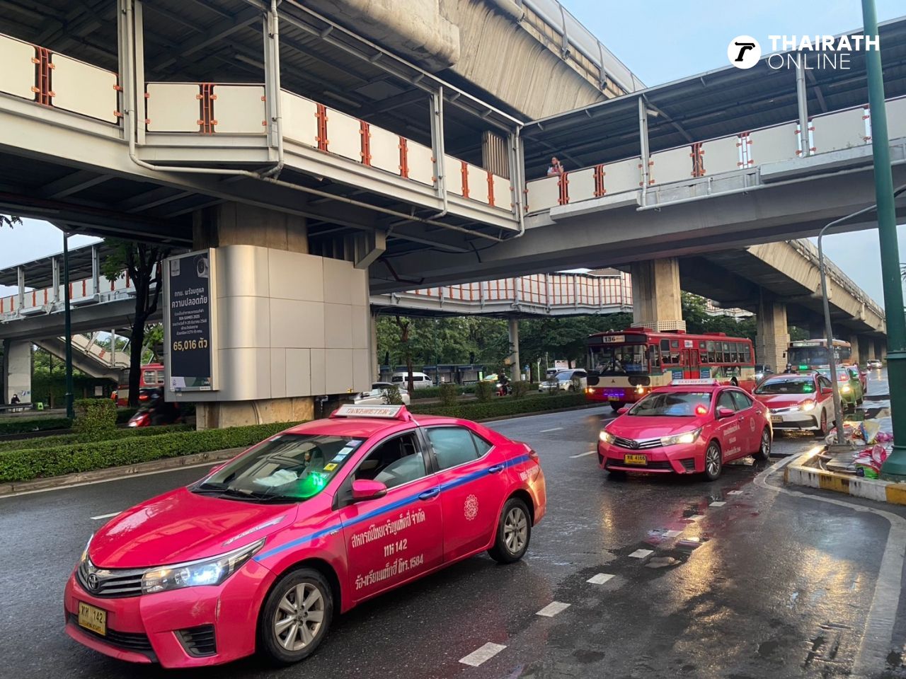 凌晨暴雨袭击曼谷 今早建议避开拉差达路 因法院门前积水严重