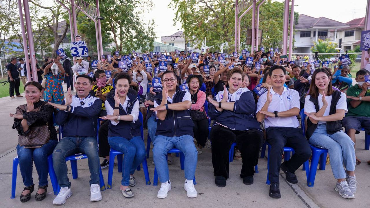 “Sihasak-Supaji”带领自豪党团队在Sai Mai区拉票，帮助“Ekkaphop”，请求获得执政机会