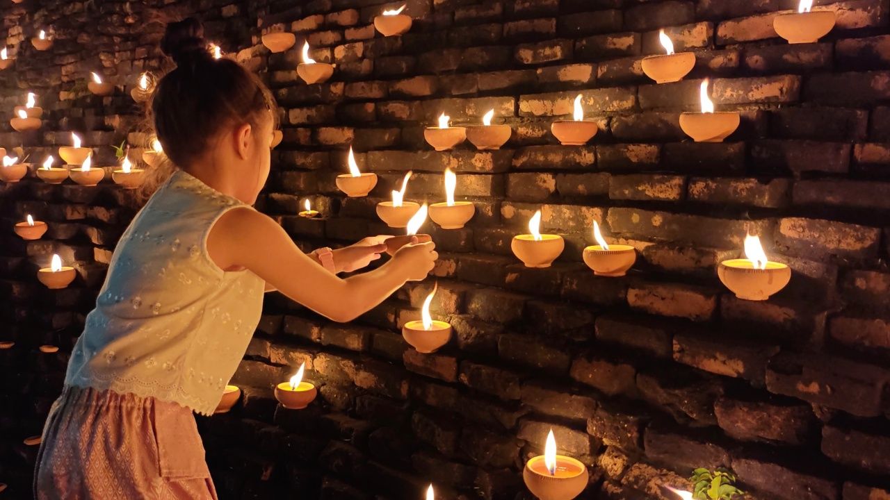 游客惊叹于清迈城中的三万盏“法灯”