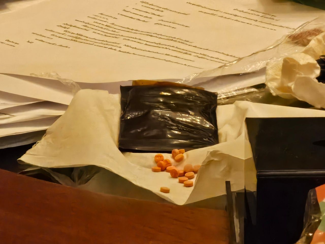 曼谷刑事侦查揭露豪华酒店内的电话诈骗团伙，诈骗受害者购买黄金