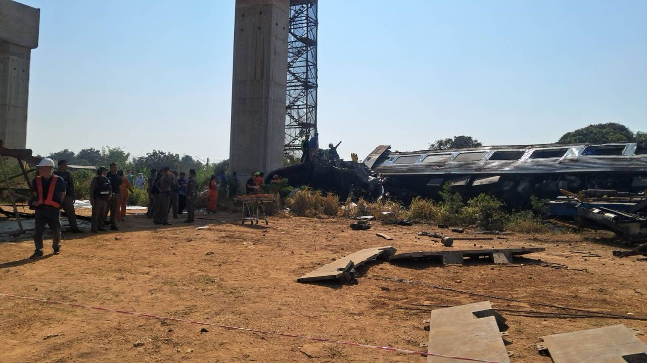 铁路员工讲述吊车砸中列车的惊险瞬间,并迅速帮助乘客