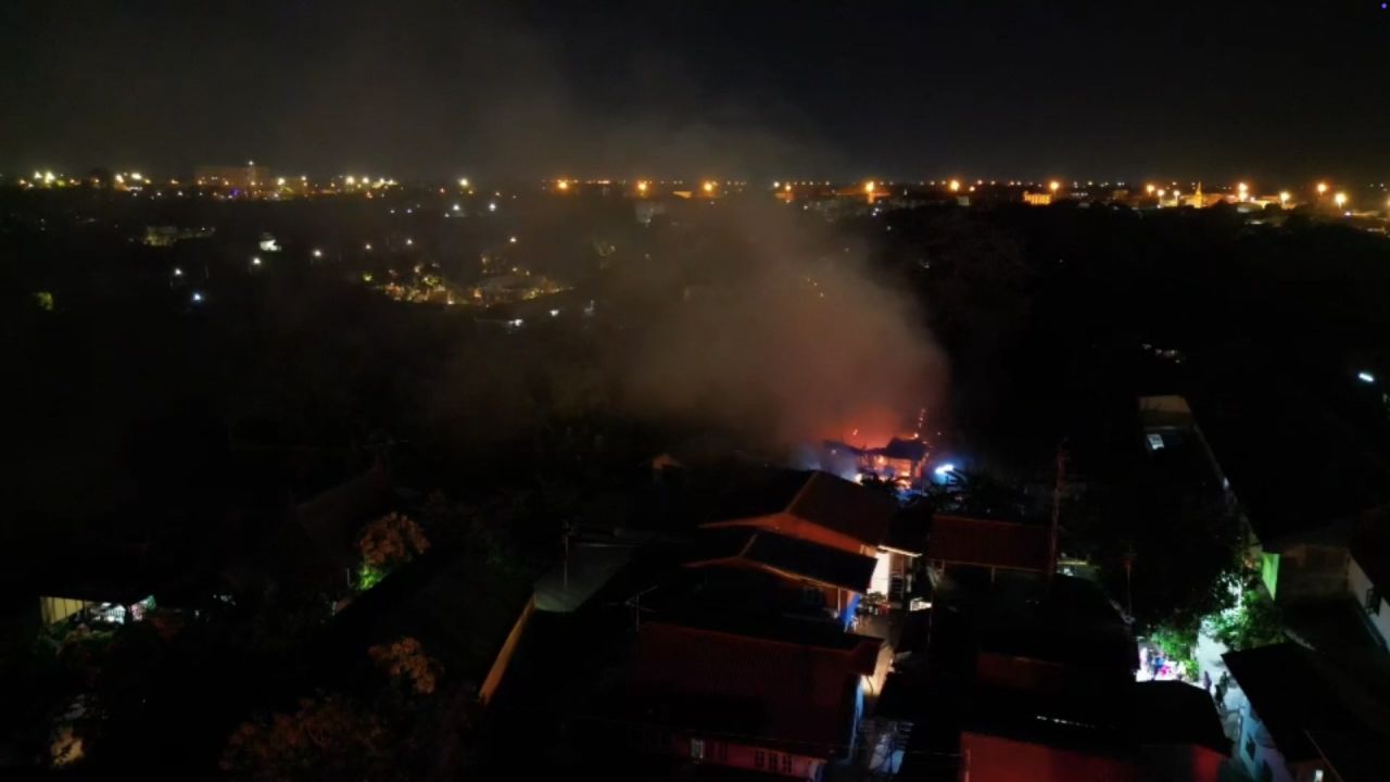 火灾惊魂：ต้นสตือ社区火灾未能救援，24只猫被困笼中烧死