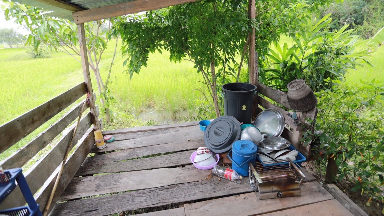 前线帮助“志愿军步哨普拉威特·萨南”家庭，他被爆炸弹片嵌入颅骨