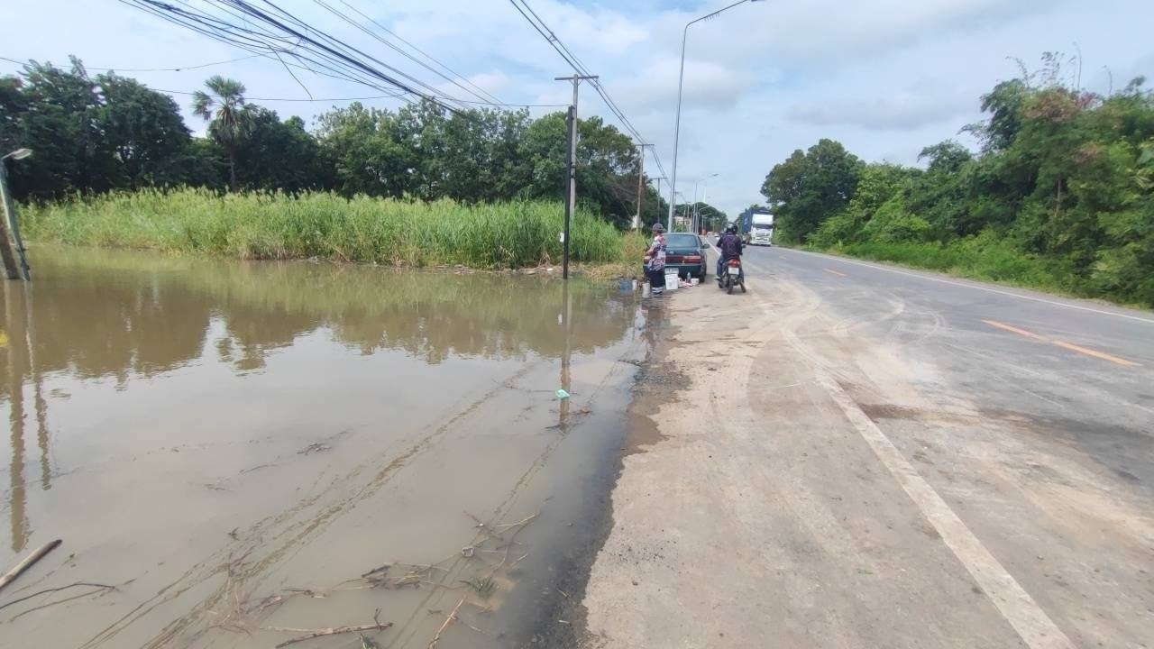 居民加紧修建临时桥梁,因水位涨到巴吞他尼-三科路边