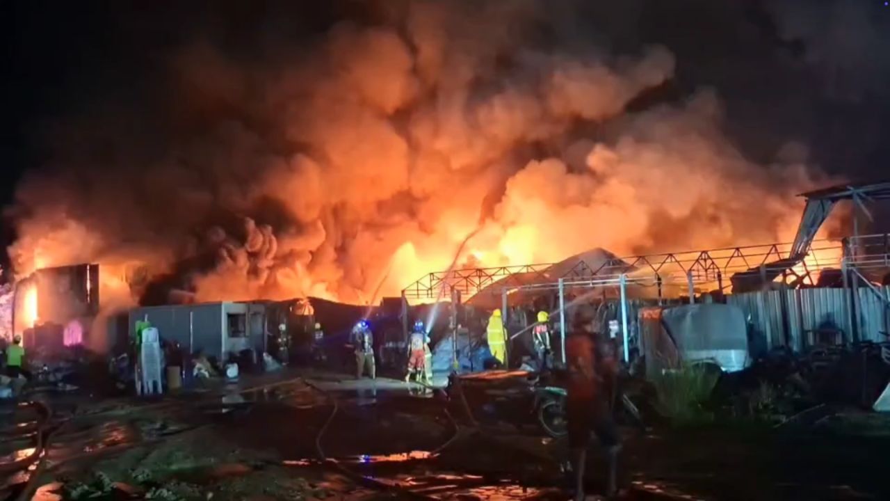 塑料厂火灾在邦格迪地区，工人逃生-当局加紧调查原因