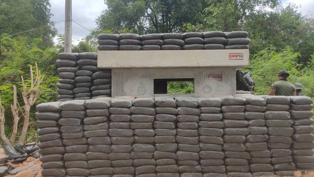 泰国陆军加速建设防空洞和双人掩体,旨在确保所有人安全