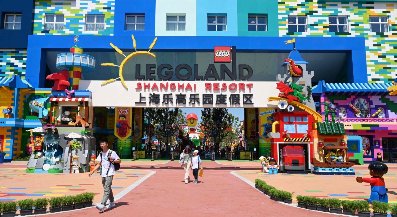 世界上最大的乐高乐园在上海开幕，游客蜂拥而至